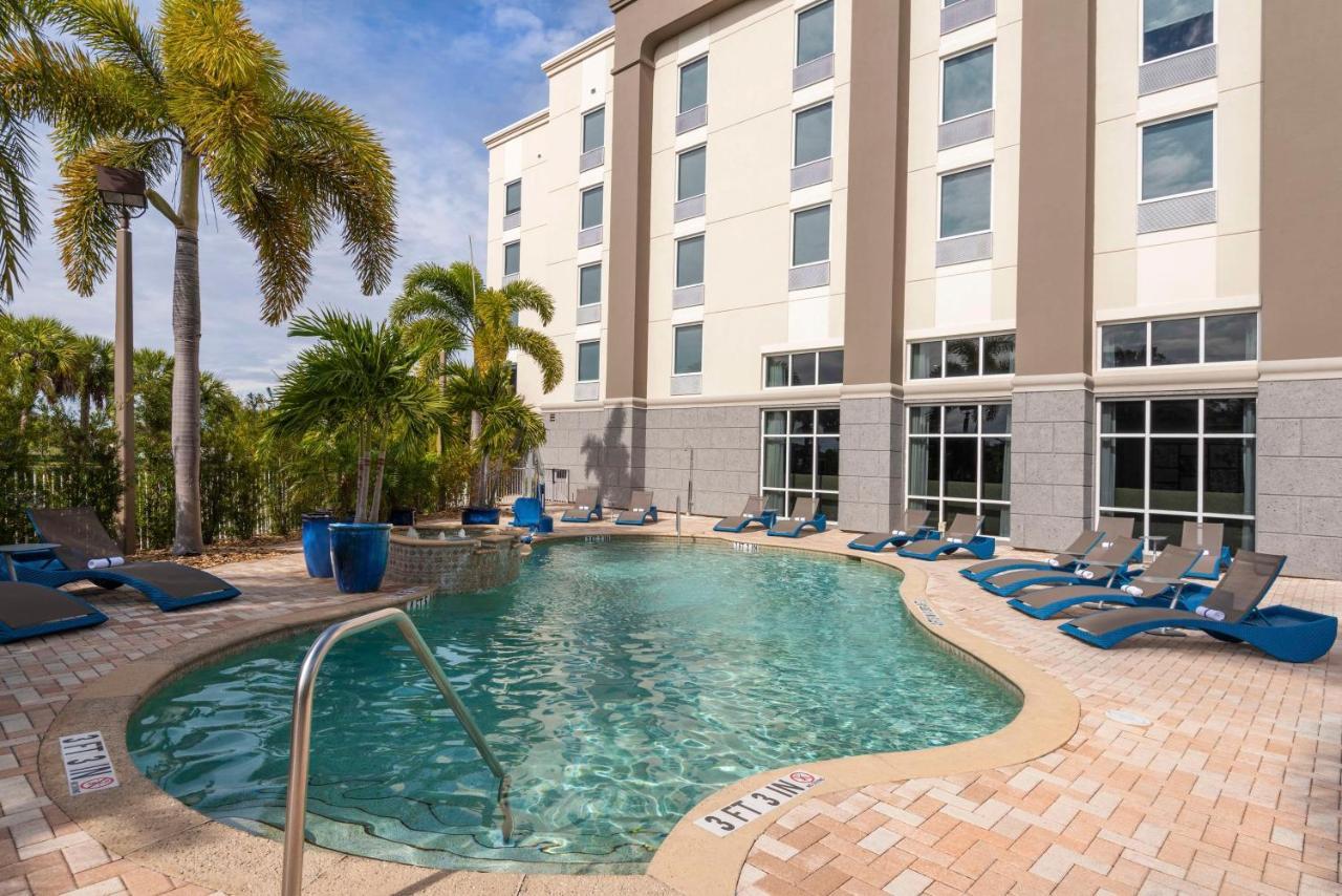 Hampton Inn & Suites Fort Myers-Colonial Boulevard Zewnętrze zdjęcie
